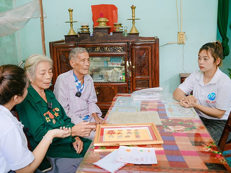 Bảng so sánh tính năng ứng dụng và phiên bản web 123Bet